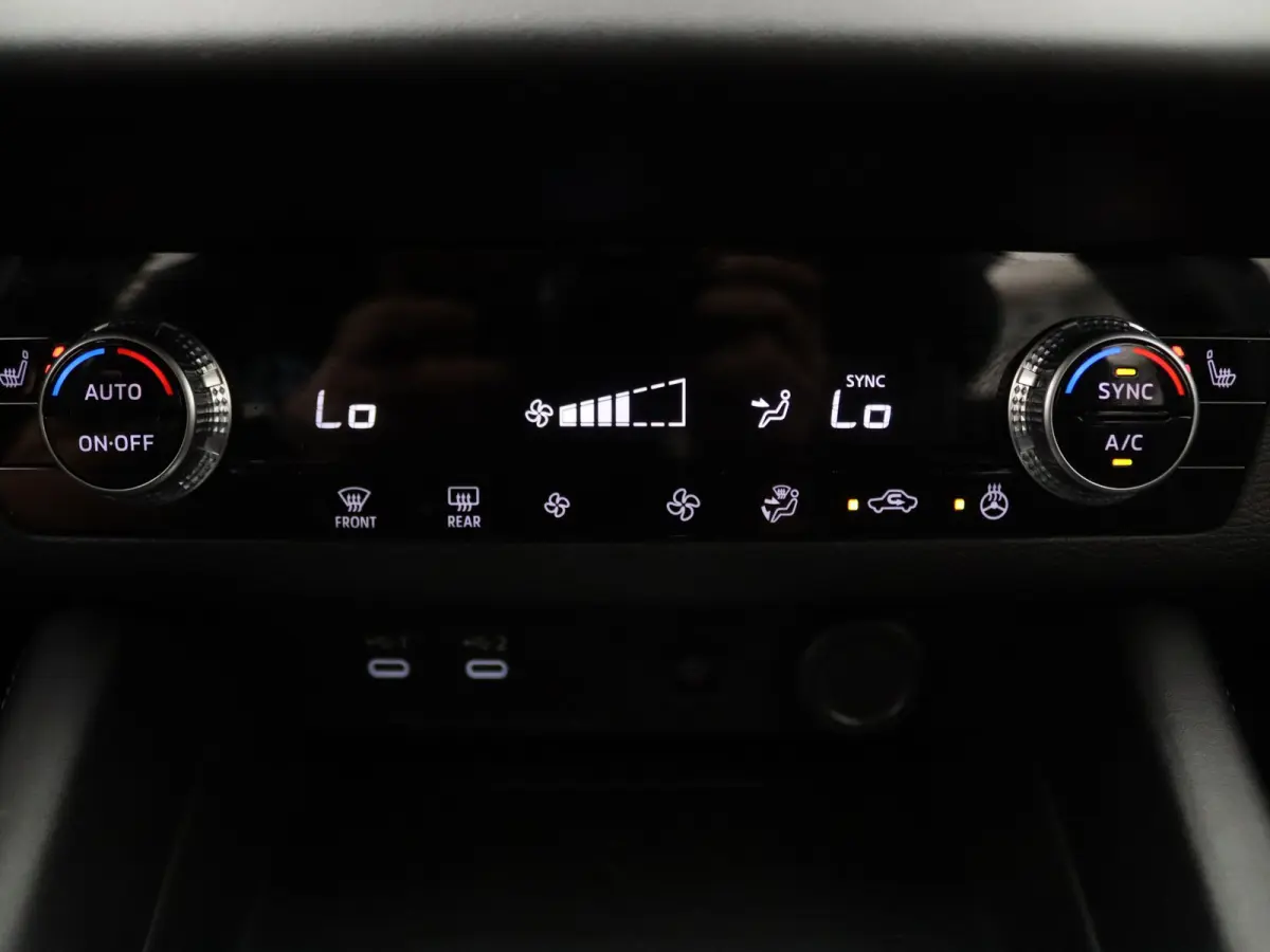 306pk PHEV First Edition Apple Carplay/Android Auto | Climate