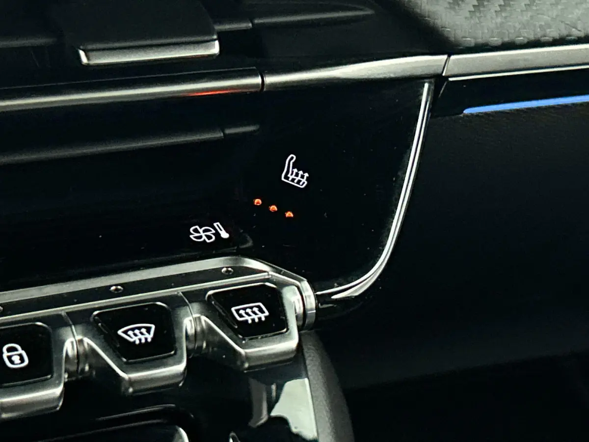 EV 54 kWh 156pk GT Automaat | 3 Fase | Navigatie | Camera | Leder/Alcantara | Stoel elektrisch+verwarmd+massage | Full Led koplampen | Parkeersensoren v+a | Keyless | Adaptieve Cruise Contro