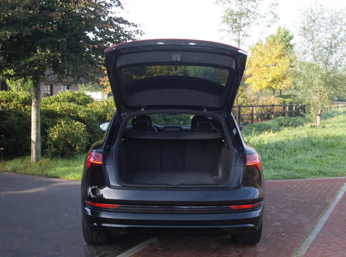 55 quattro Advanced edition Plus 95 kWh | SOH 93% | Black Optic Pakket | Maxton Spoiler | Camera | Sfeerverlichting | NL-Auto |