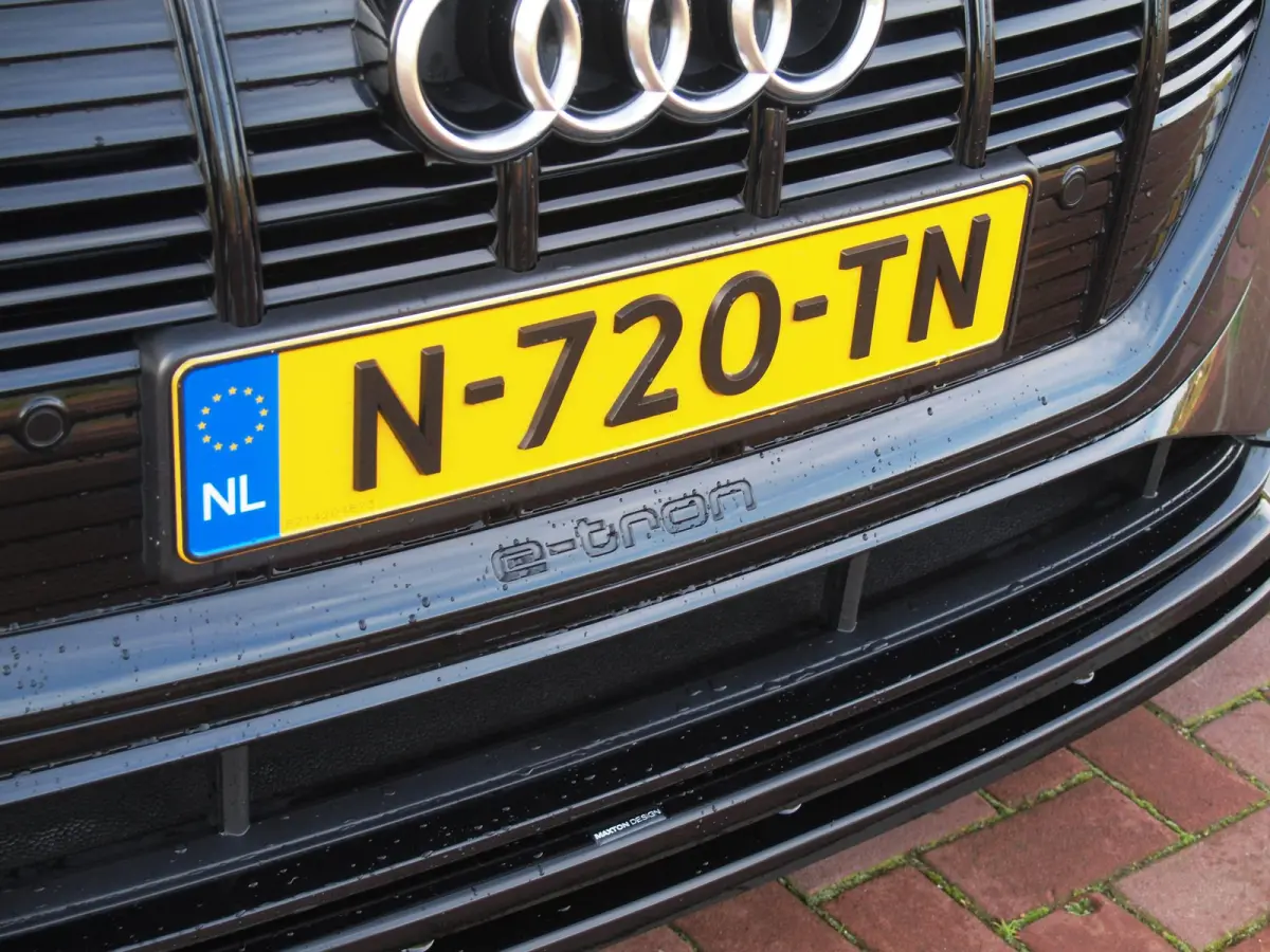 55 quattro Advanced edition Plus 95 kWh | SOH 93% | Black Optic Pakket | Maxton Spoiler | Camera | Sfeerverlichting | NL-Auto |
