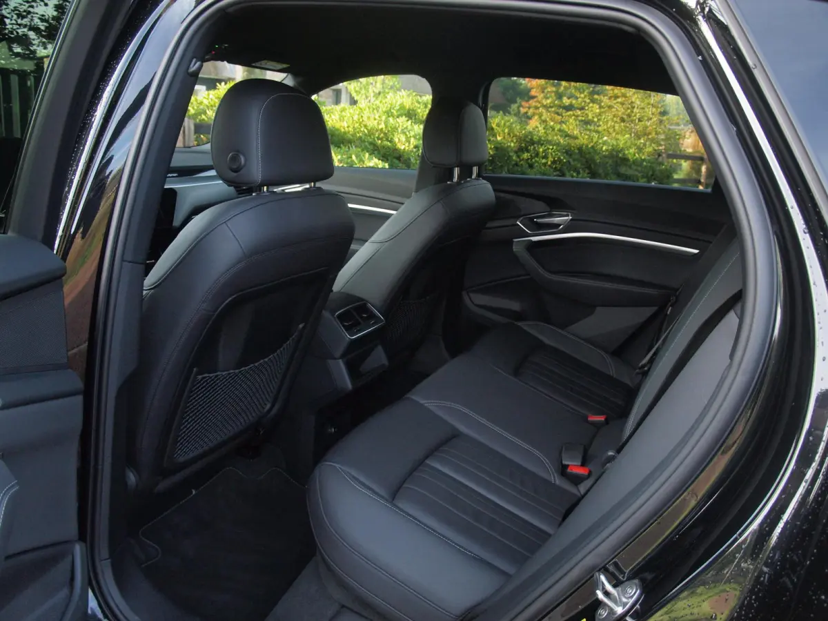55 quattro Advanced edition Plus 95 kWh | SOH 93% | Black Optic Pakket | Maxton Spoiler | Camera | Sfeerverlichting | NL-Auto |