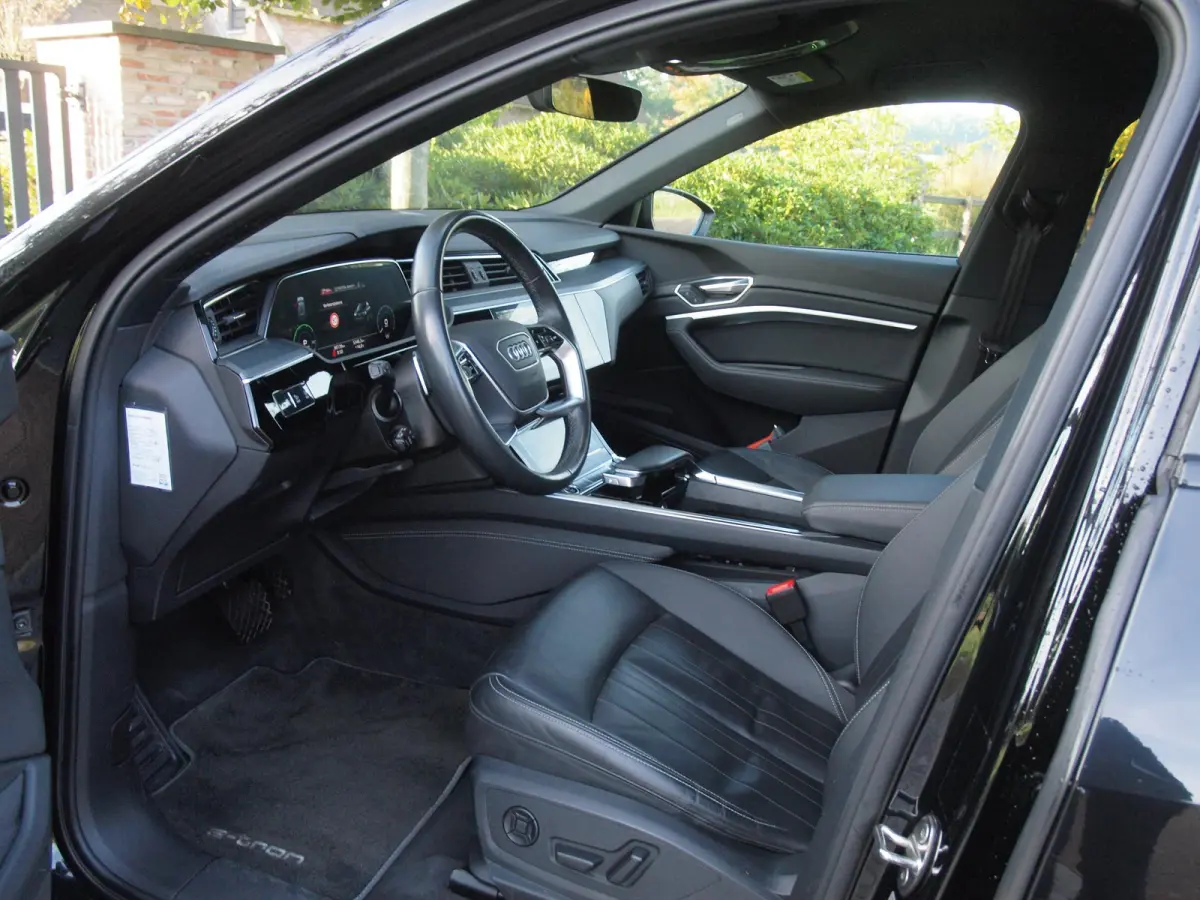 55 quattro Advanced edition Plus 95 kWh | SOH 93% | Black Optic Pakket | Maxton Spoiler | Camera | Sfeerverlichting | NL-Auto |