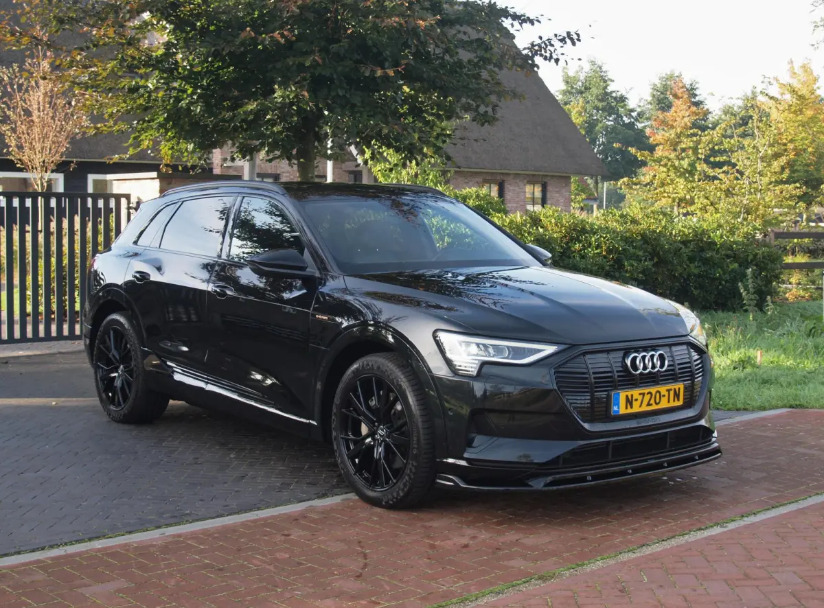 55 quattro Advanced edition Plus 95 kWh | SOH 93% | Black Optic Pakket | Maxton Spoiler | Camera | Sfeerverlichting | NL-Auto |