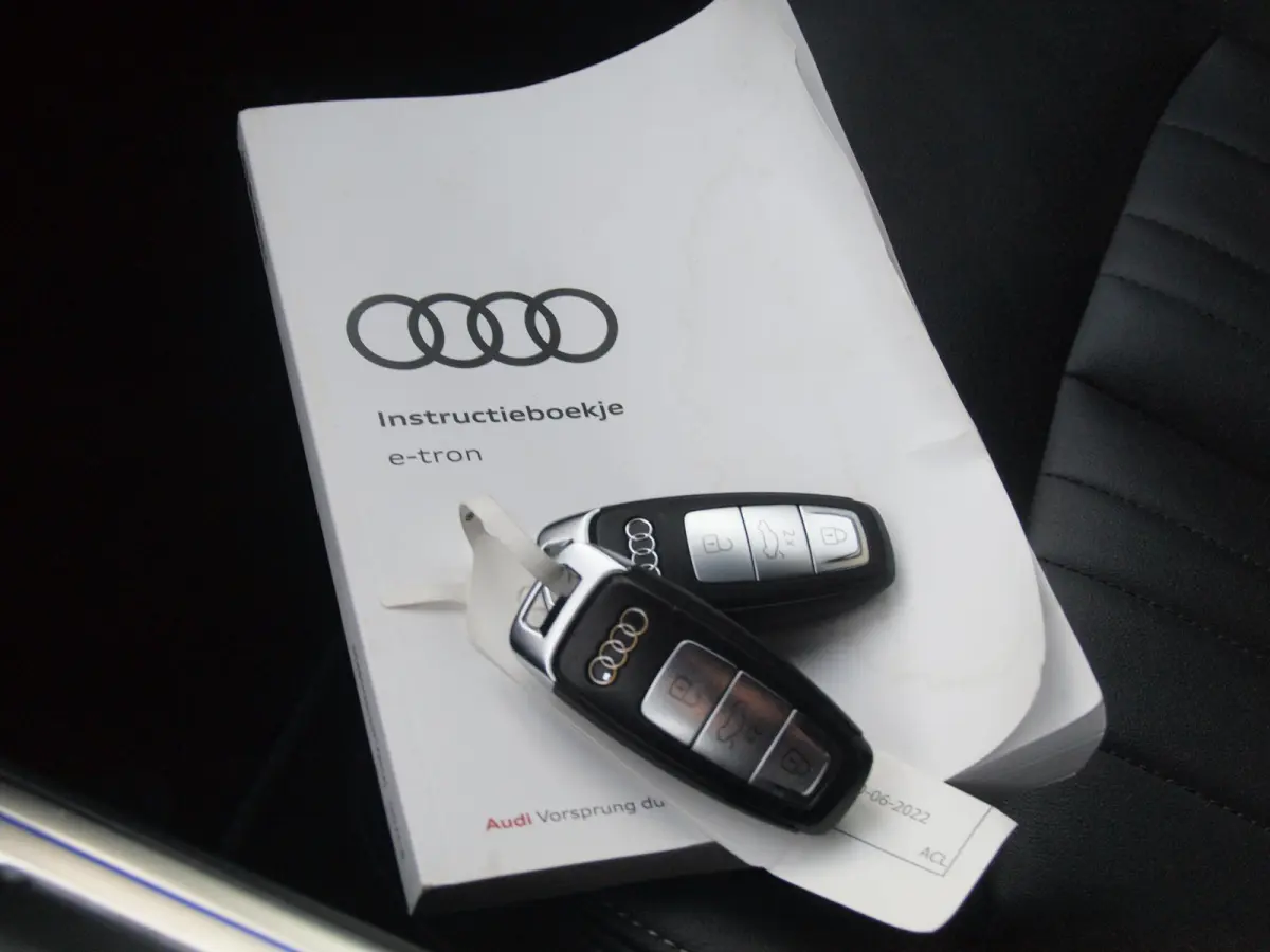 55 quattro Advanced edition Plus 95 kWh | SOH 93% | Black Optic Pakket | Maxton Spoiler | Camera | Sfeerverlichting | NL-Auto |