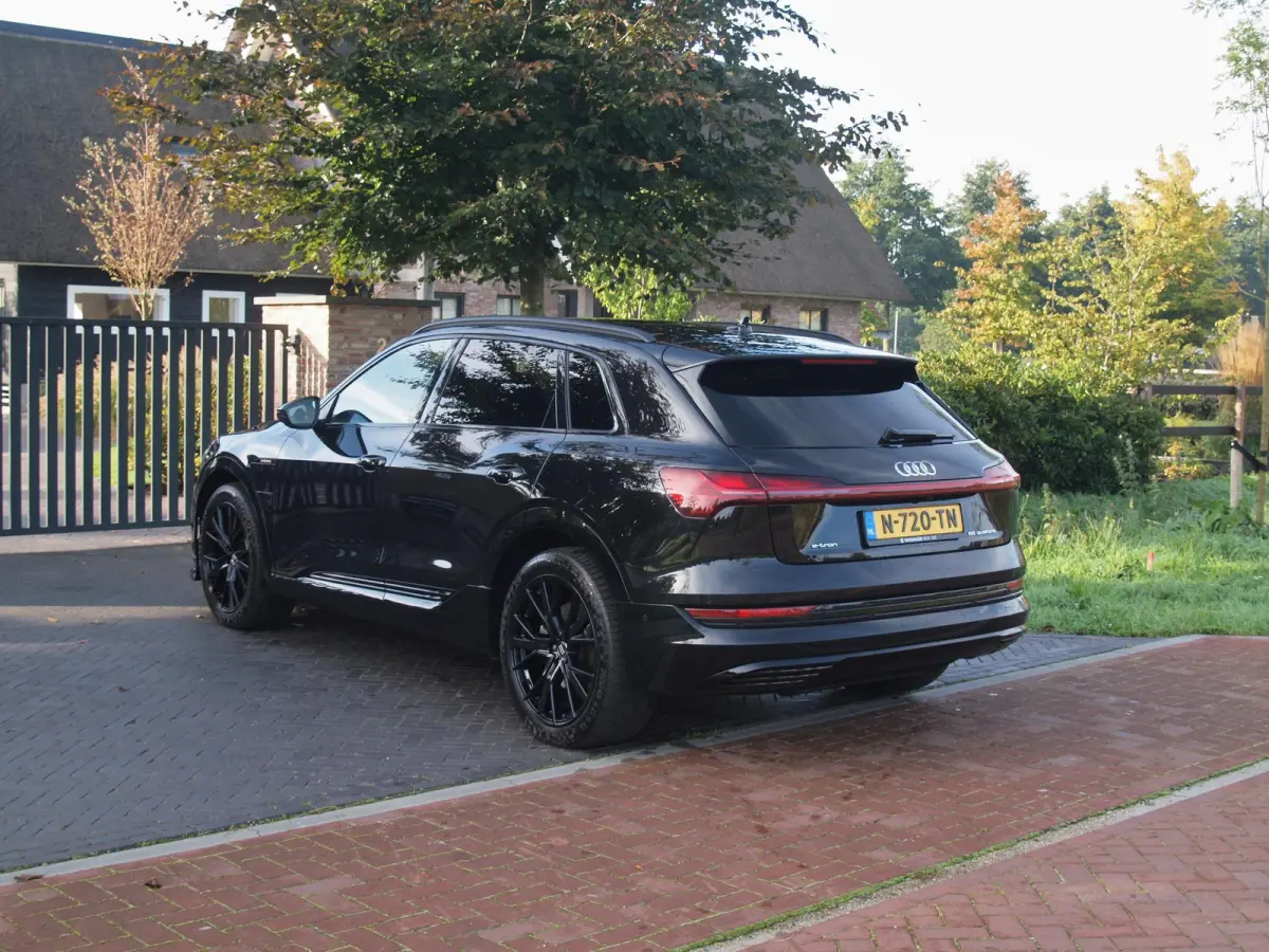 55 quattro Advanced edition Plus 95 kWh | SOH 93% | Black Optic Pakket | Maxton Spoiler | Camera | Sfeerverlichting | NL-Auto |