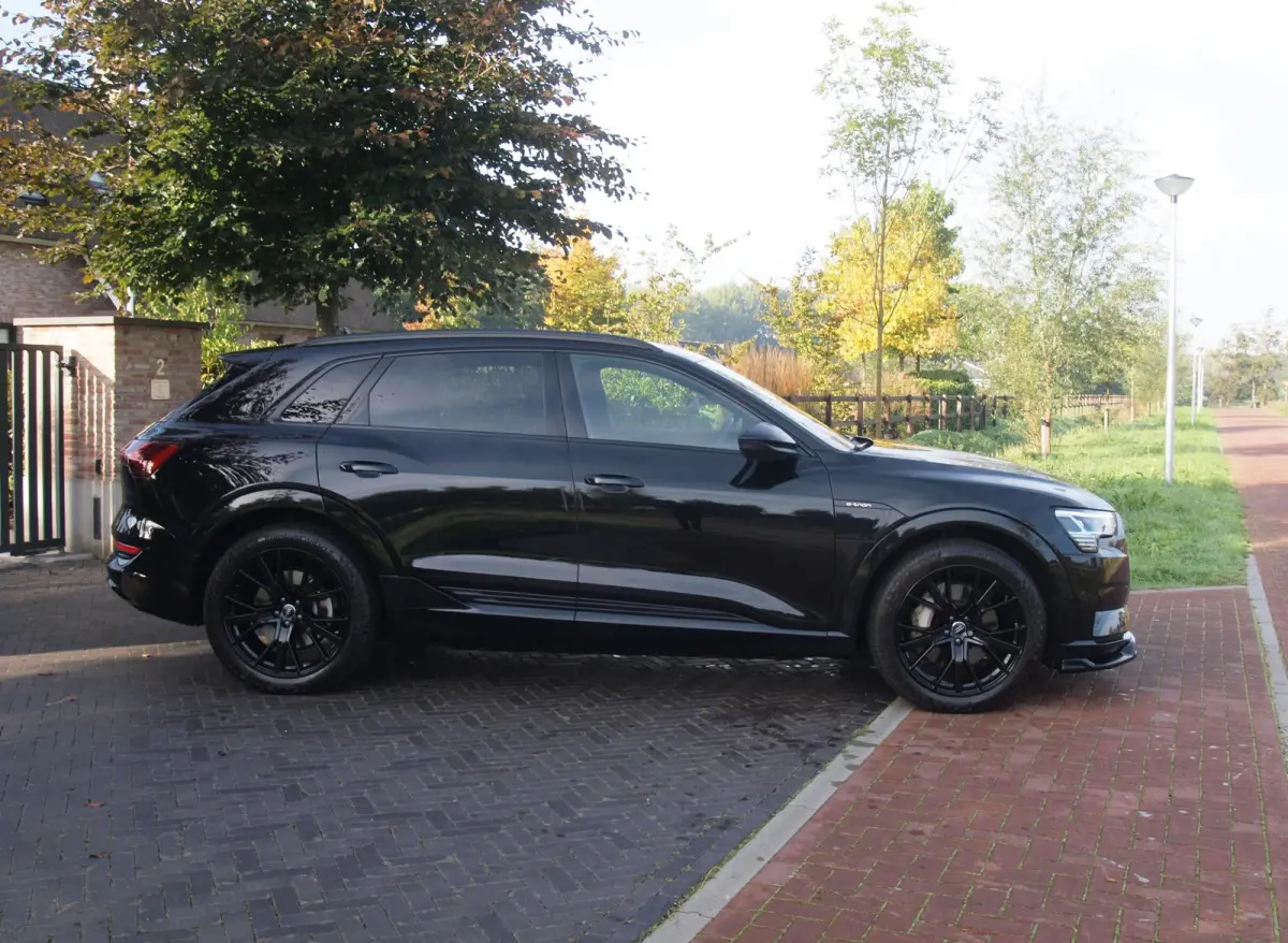55 quattro Advanced edition Plus 95 kWh | SOH 93% | Black Optic Pakket | Maxton Spoiler | Camera | Sfeerverlichting | NL-Auto |