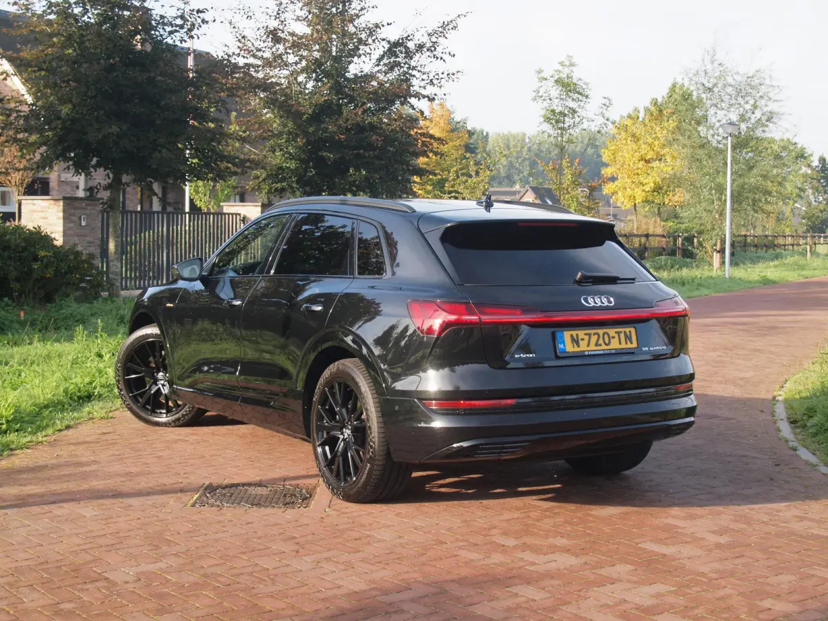 55 quattro Advanced edition Plus 95 kWh | SOH 93% | Black Optic Pakket | Maxton Spoiler | Camera | Sfeerverlichting | NL-Auto |