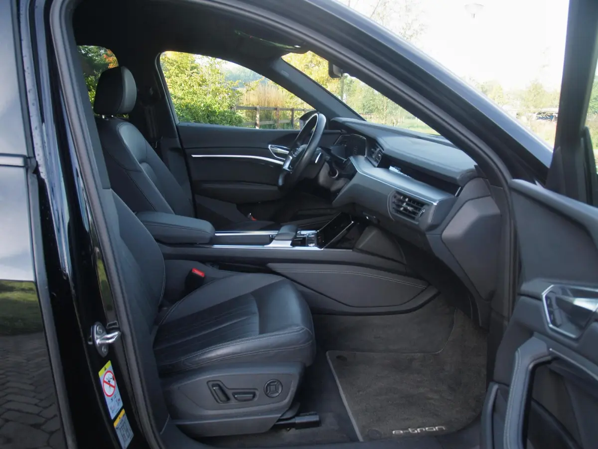 55 quattro Advanced edition Plus 95 kWh | SOH 93% | Black Optic Pakket | Maxton Spoiler | Camera | Sfeerverlichting | NL-Auto |