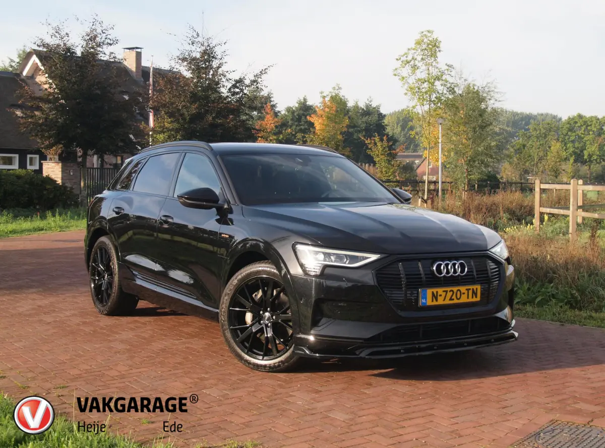 55 quattro Advanced edition Plus 95 kWh | SOH 93% | Black Optic Pakket | Maxton Spoiler | Camera | Sfeerverlichting | NL-Auto |