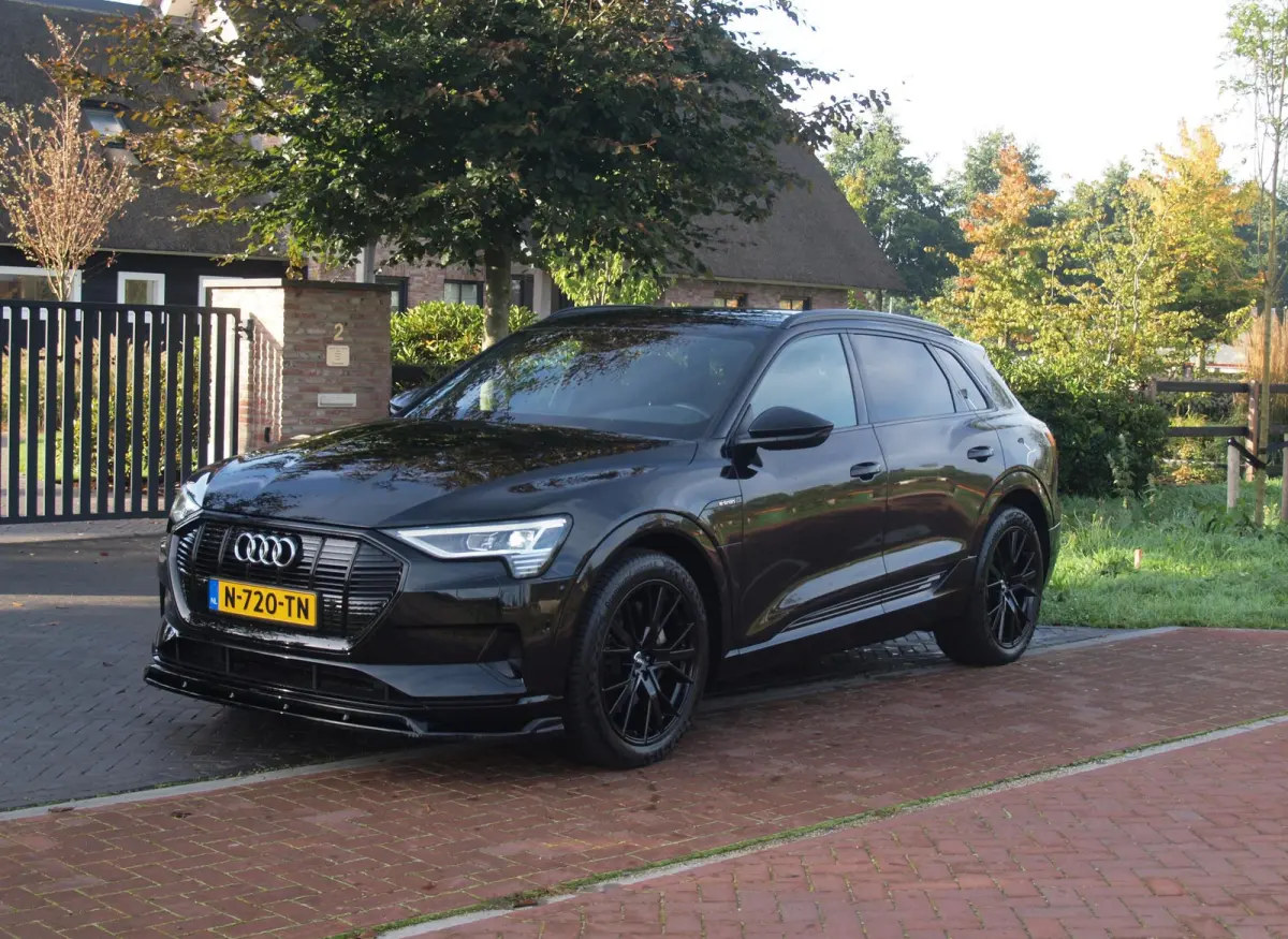55 quattro Advanced edition Plus 95 kWh | SOH 93% | Black Optic Pakket | Maxton Spoiler | Camera | Sfeerverlichting | NL-Auto |
