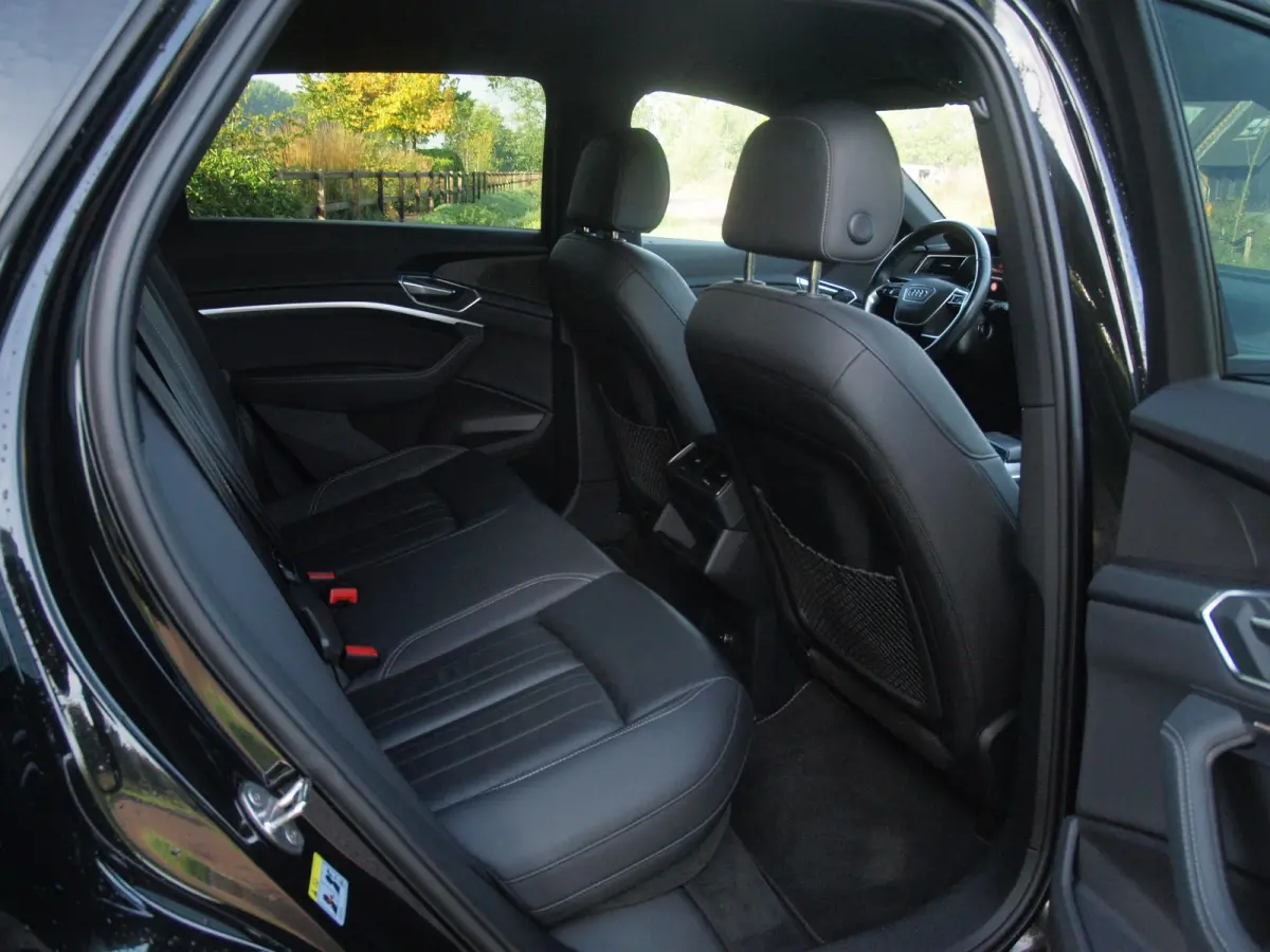 55 quattro Advanced edition Plus 95 kWh | SOH 93% | Black Optic Pakket | Maxton Spoiler | Camera | Sfeerverlichting | NL-Auto |