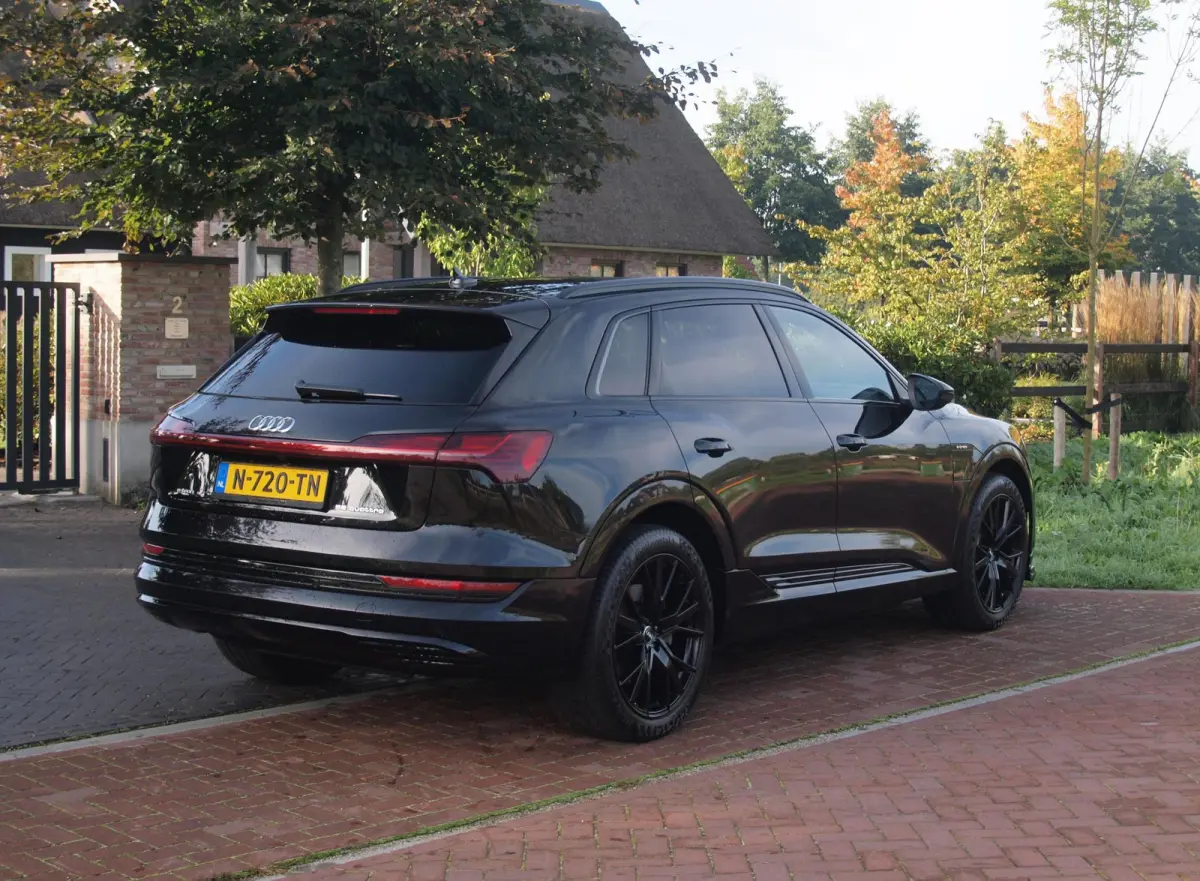 55 quattro Advanced edition Plus 95 kWh | SOH 93% | Black Optic Pakket | Maxton Spoiler | Camera | Sfeerverlichting | NL-Auto |