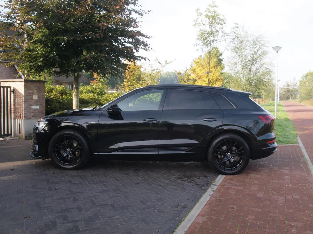 55 quattro Advanced edition Plus 95 kWh | SOH 93% | Black Optic Pakket | Maxton Spoiler | Camera | Sfeerverlichting | NL-Auto |
