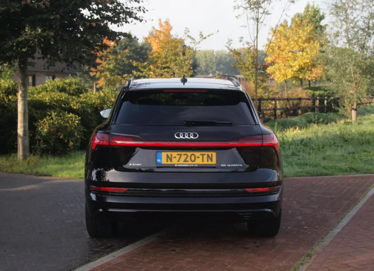 55 quattro Advanced edition Plus 95 kWh | SOH 93% | Black Optic Pakket | Maxton Spoiler | Camera | Sfeerverlichting | NL-Auto |