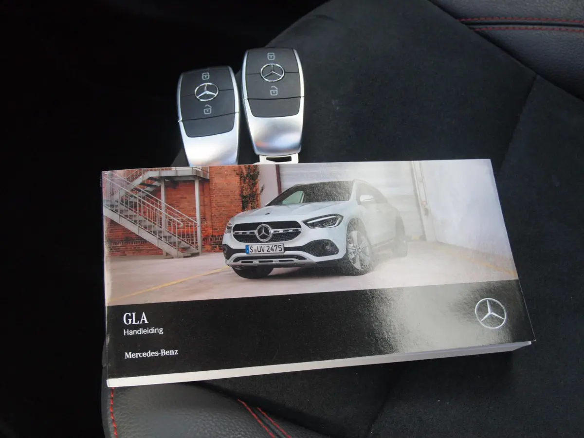 180 AMG Line | Panoramadak | Camera | Trekhaak | Sfeerverlichting | Apple Carplay | NL-Auto |