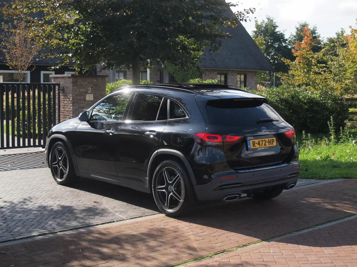 180 AMG Line | Panoramadak | Camera | Trekhaak | Sfeerverlichting | Apple Carplay | NL-Auto |
