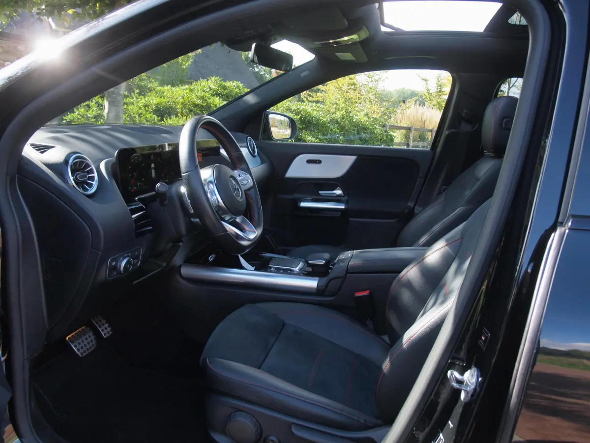 180 AMG Line | Panoramadak | Camera | Trekhaak | Sfeerverlichting | Apple Carplay | NL-Auto |