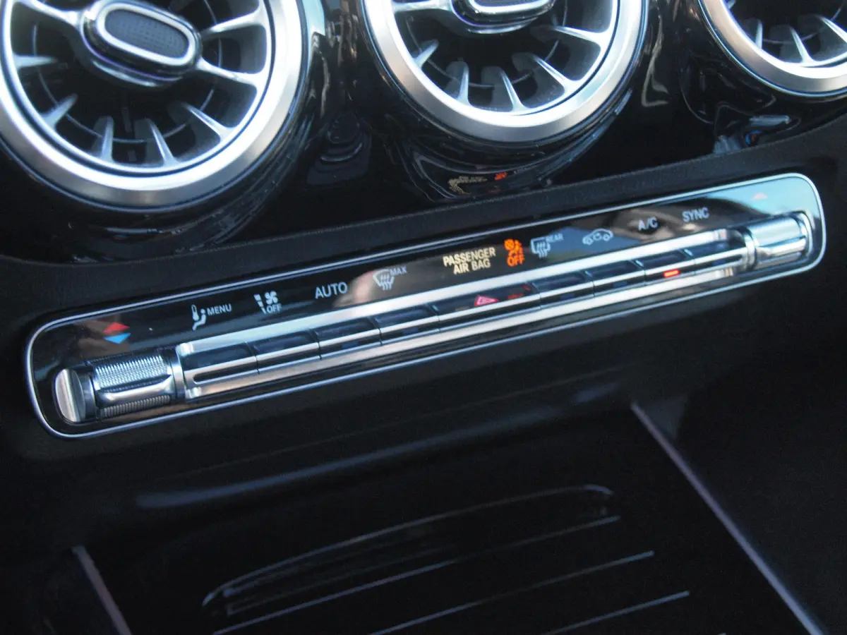 180 AMG Line | Panoramadak | Camera | Trekhaak | Sfeerverlichting | Apple Carplay | NL-Auto |
