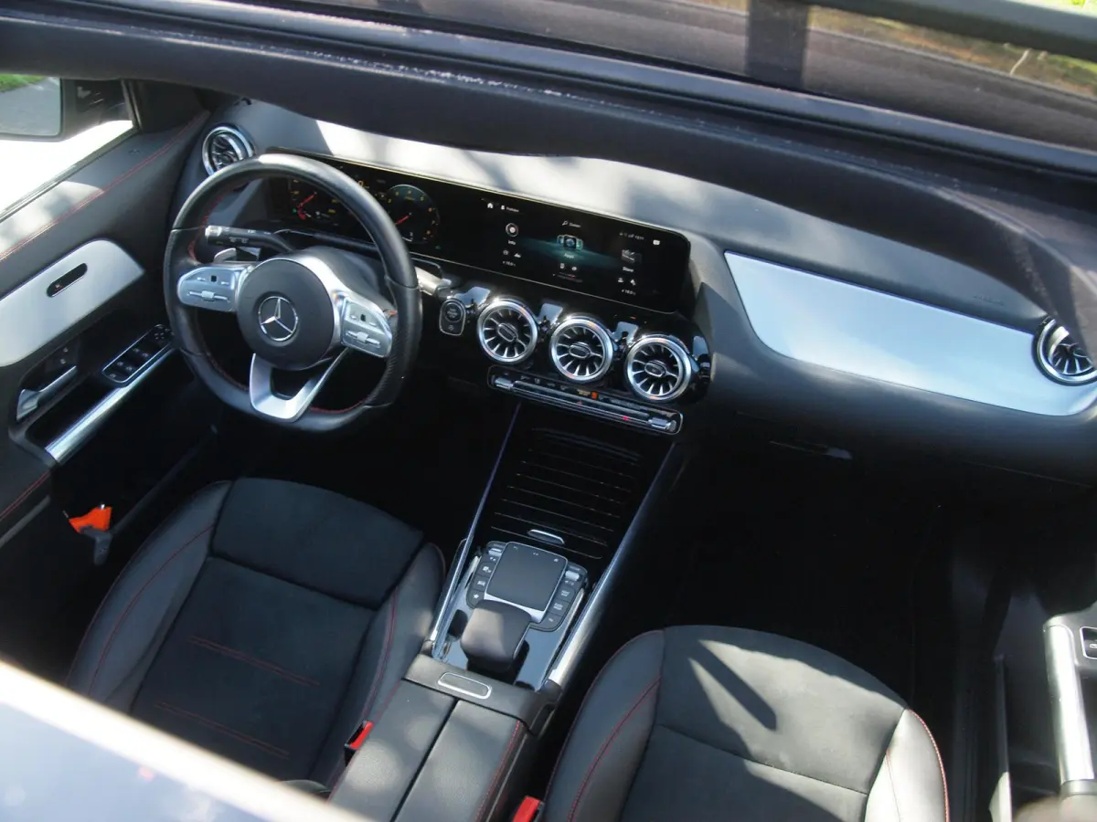 180 AMG Line | Panoramadak | Camera | Trekhaak | Sfeerverlichting | Apple Carplay | NL-Auto |