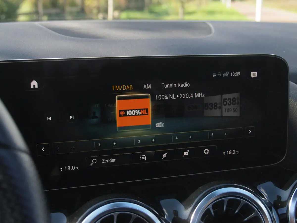 180 AMG Line | Panoramadak | Camera | Trekhaak | Sfeerverlichting | Apple Carplay | NL-Auto |