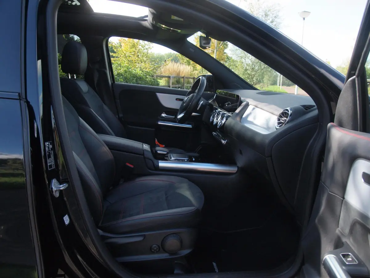 180 AMG Line | Panoramadak | Camera | Trekhaak | Sfeerverlichting | Apple Carplay | NL-Auto |