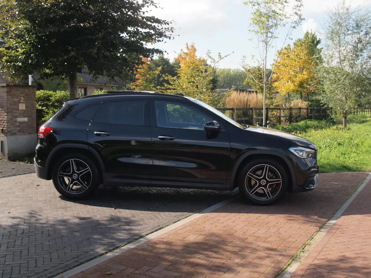 180 AMG Line | Panoramadak | Camera | Trekhaak | Sfeerverlichting | Apple Carplay | NL-Auto |