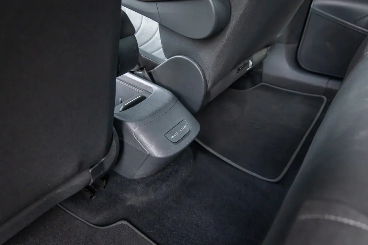 Pro 59 kWh | Apple Carplay/Android Auto | Cruise Control Adaptief | Climate | DAB | Parkeersensoren voor en achter | Airco (automatisch) | Apple Carplay/Android Auto|telefoonintegratie premi