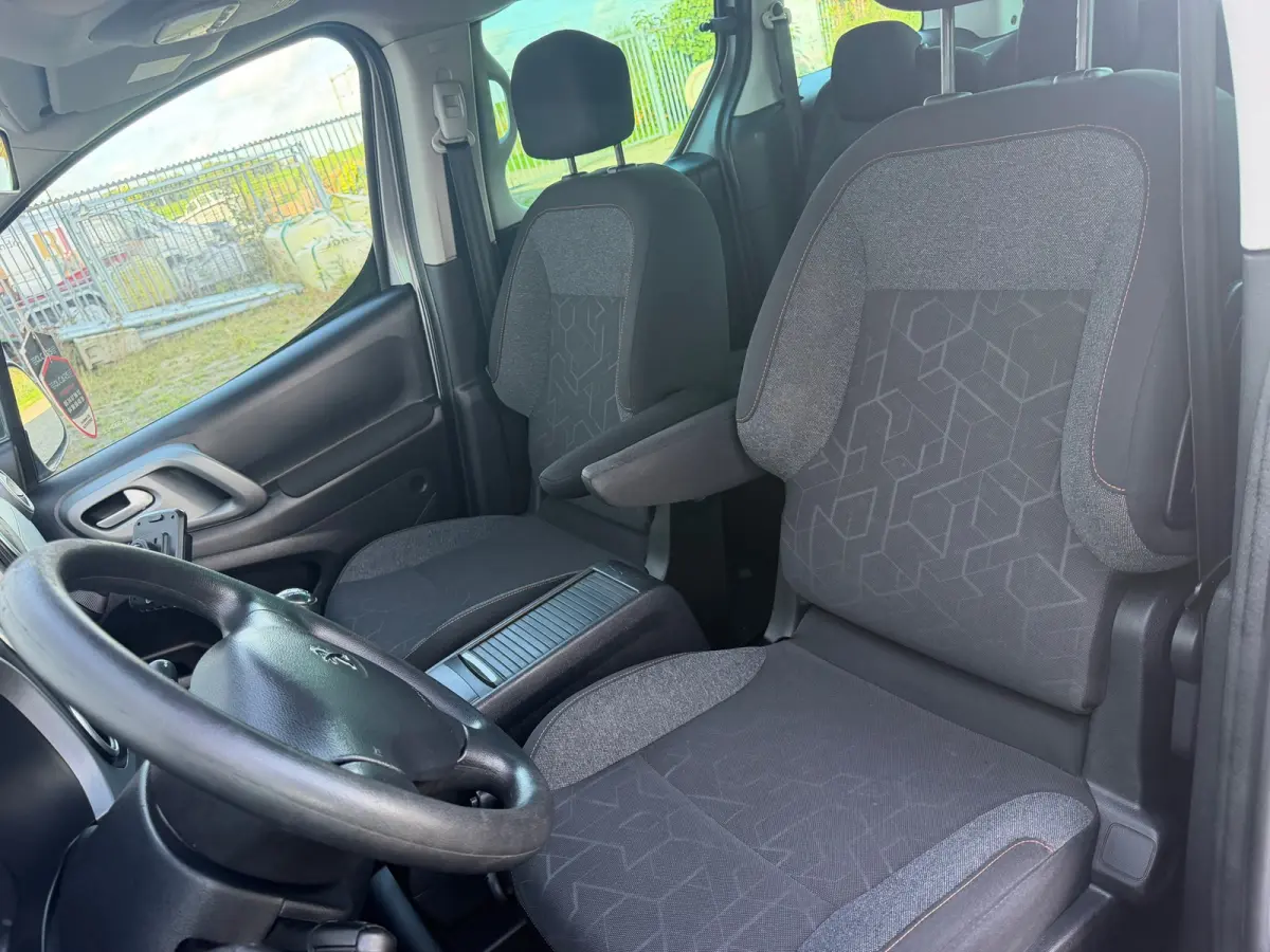 1.2 PureTech Active- Gris Artense- Airco/Cruise - Ruim & Praktisch