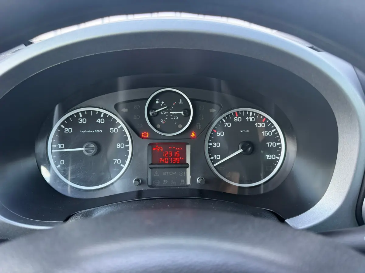 1.2 PureTech Active- Gris Artense- Airco/Cruise - Ruim & Praktisch