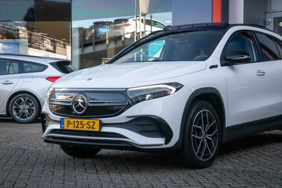 250 Business Solution AMG 67 kWh | Elektrisch panorama-dak | Cruise adaptief | Voorstoelen verwarmd | Elektrisch bedienbare achterklep | Keyless | Achteruitrijcamera | | AMG-styling | Achter