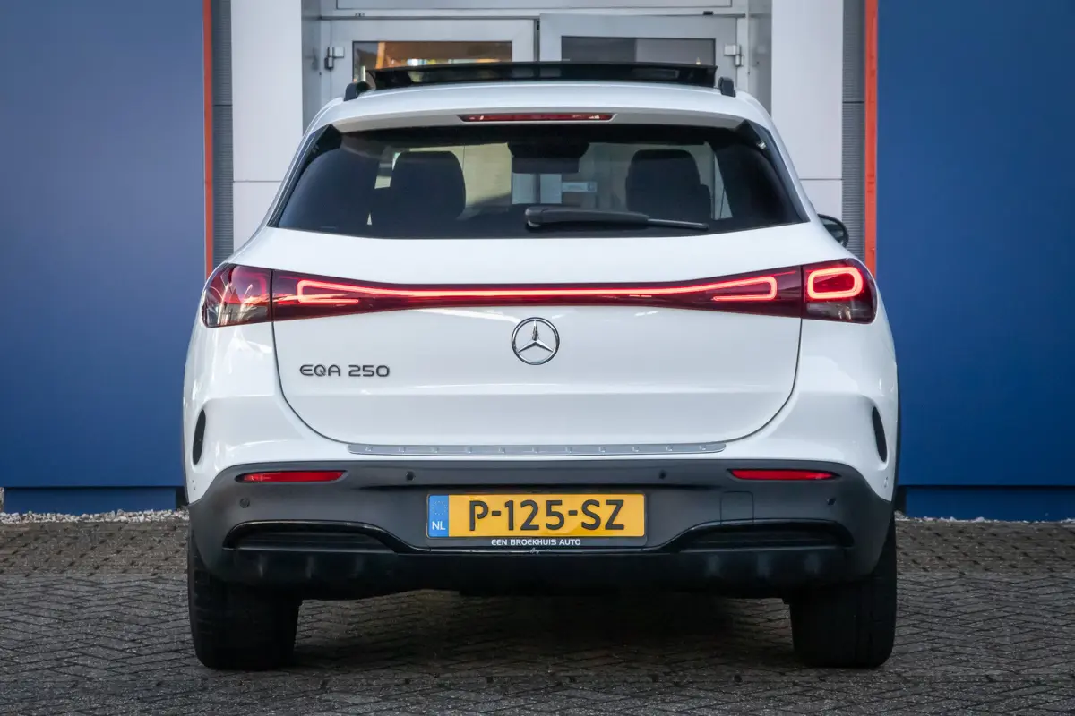 250 Business Solution AMG 67 kWh | Elektrisch panorama-dak | Cruise adaptief | Voorstoelen verwarmd | Elektrisch bedienbare achterklep | Keyless | Achteruitrijcamera | | AMG-styling | Achter