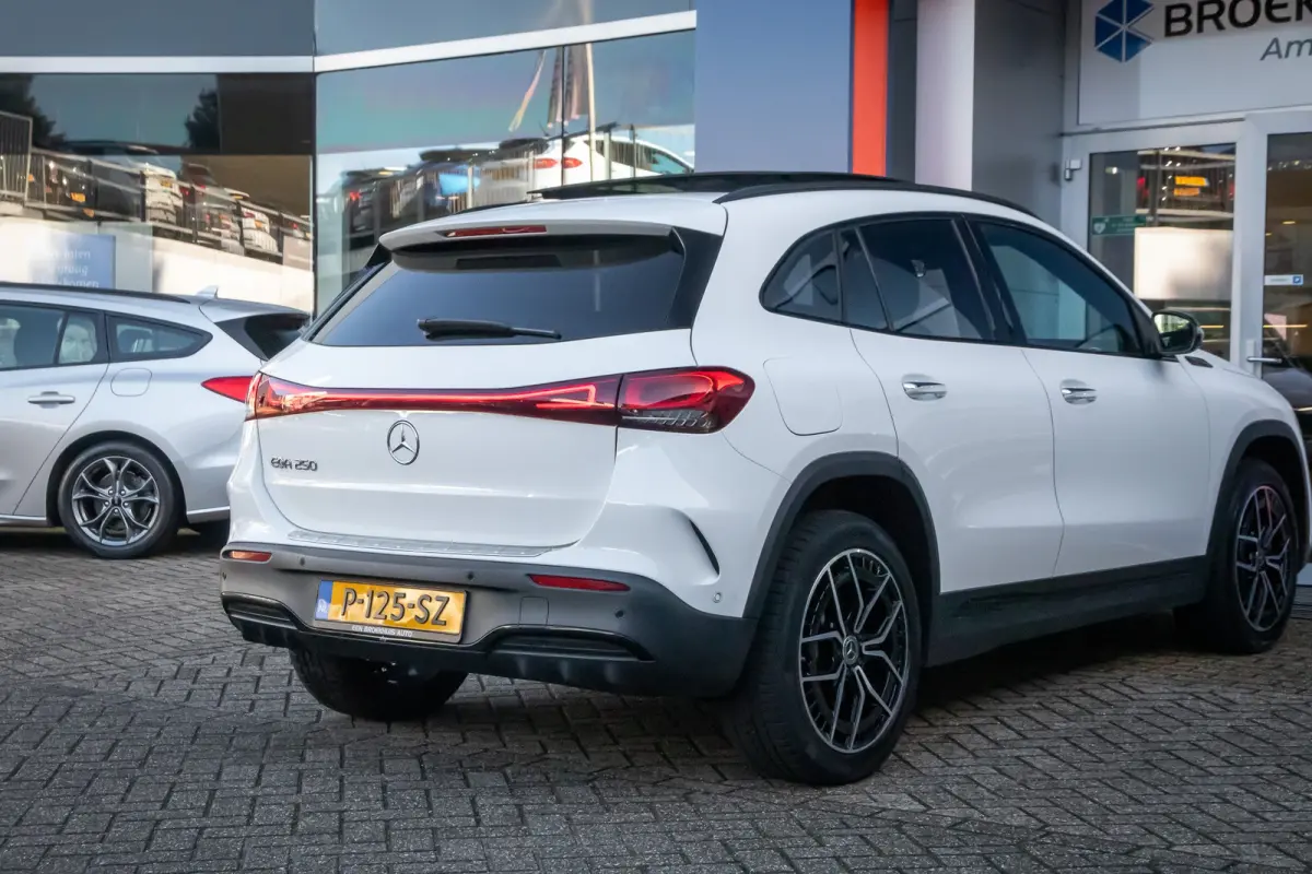250 Business Solution AMG 67 kWh | Elektrisch panorama-dak | Cruise adaptief | Voorstoelen verwarmd | Elektrisch bedienbare achterklep | Keyless | Achteruitrijcamera | | AMG-styling | Achter