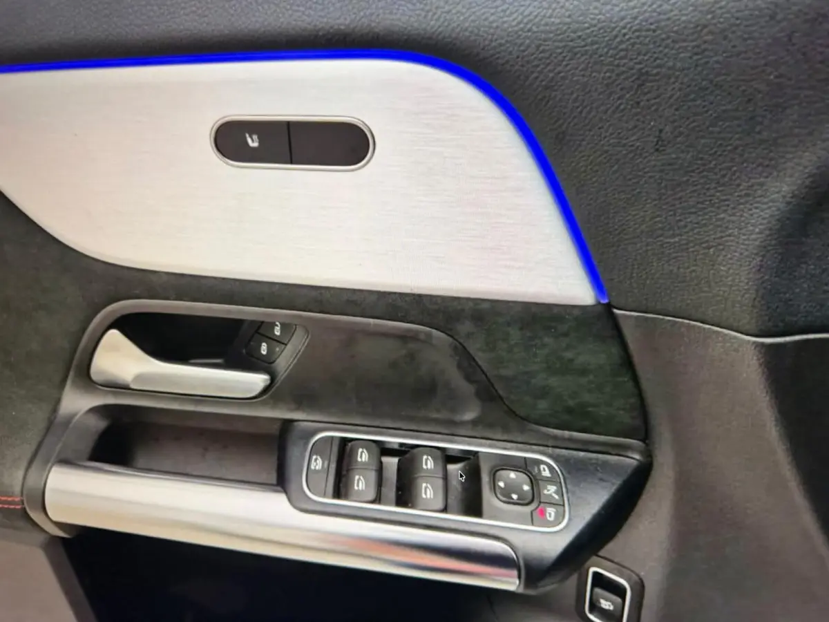 250 Business Solution AMG 67 kWh | Elektrisch glazen panorama-dak | Voorstoelen verwarmd | Keyless | Achteruitrijcamera | AMG-styling | Achteruitrijcamera | Elektrisch glazen panorama-dak