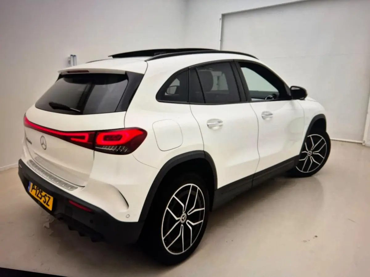 250 Business Solution AMG 67 kWh | Elektrisch glazen panorama-dak | Voorstoelen verwarmd | Keyless | Achteruitrijcamera | AMG-styling | Achteruitrijcamera | Elektrisch glazen panorama-dak