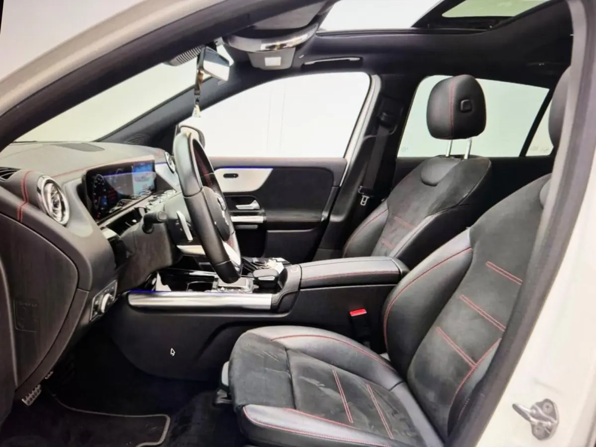 250 Business Solution AMG 67 kWh | Elektrisch glazen panorama-dak | Voorstoelen verwarmd | Keyless | Achteruitrijcamera | AMG-styling | Achteruitrijcamera | Elektrisch glazen panorama-dak