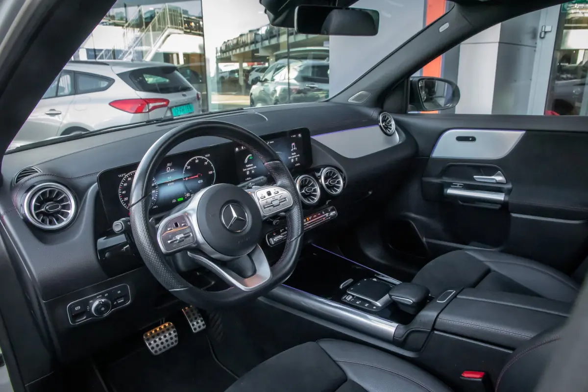 250 Business Solution AMG 67 kWh | Elektrisch panorama-dak | Cruise adaptief | Voorstoelen verwarmd | Elektrisch bedienbare achterklep | Keyless | Achteruitrijcamera | | AMG-styling | Achter
