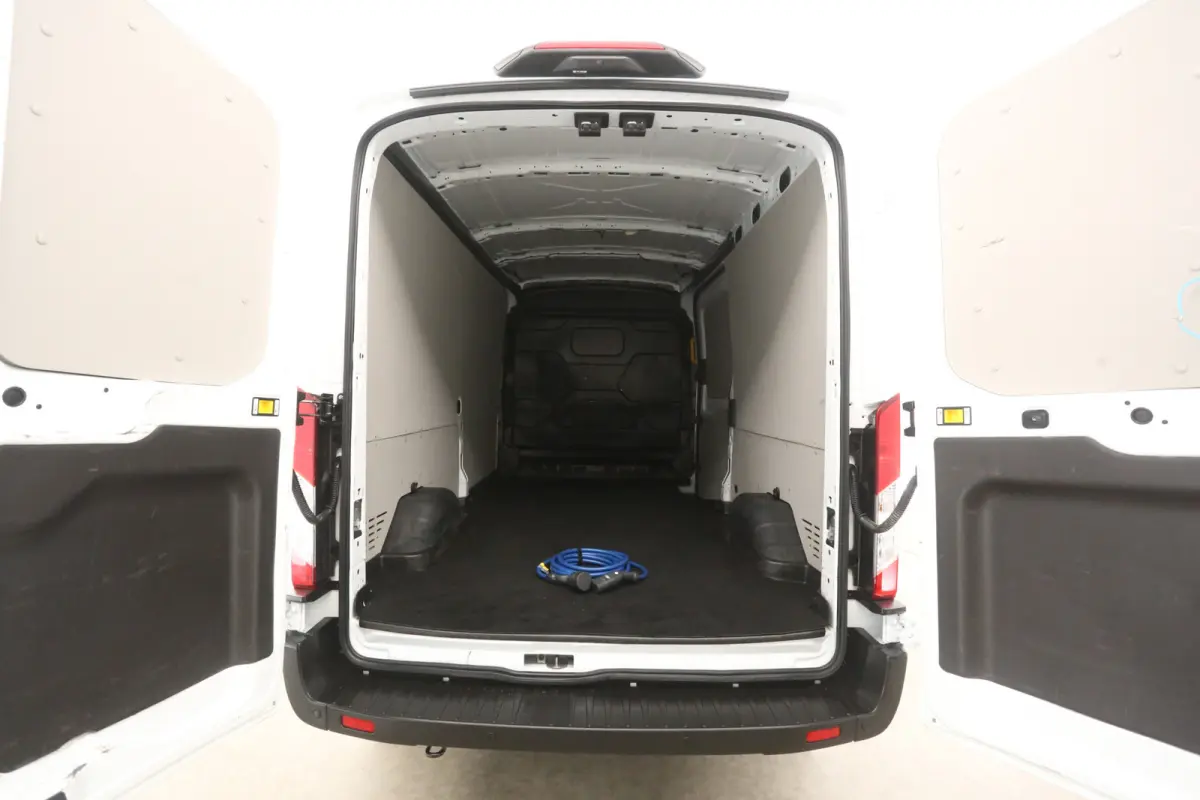 L3H2 68 kWh 184PK | Snelladen | SOH 94% | 360° Camera | Clima | Carplay | 3 Zits | Navi | Parkeersens.