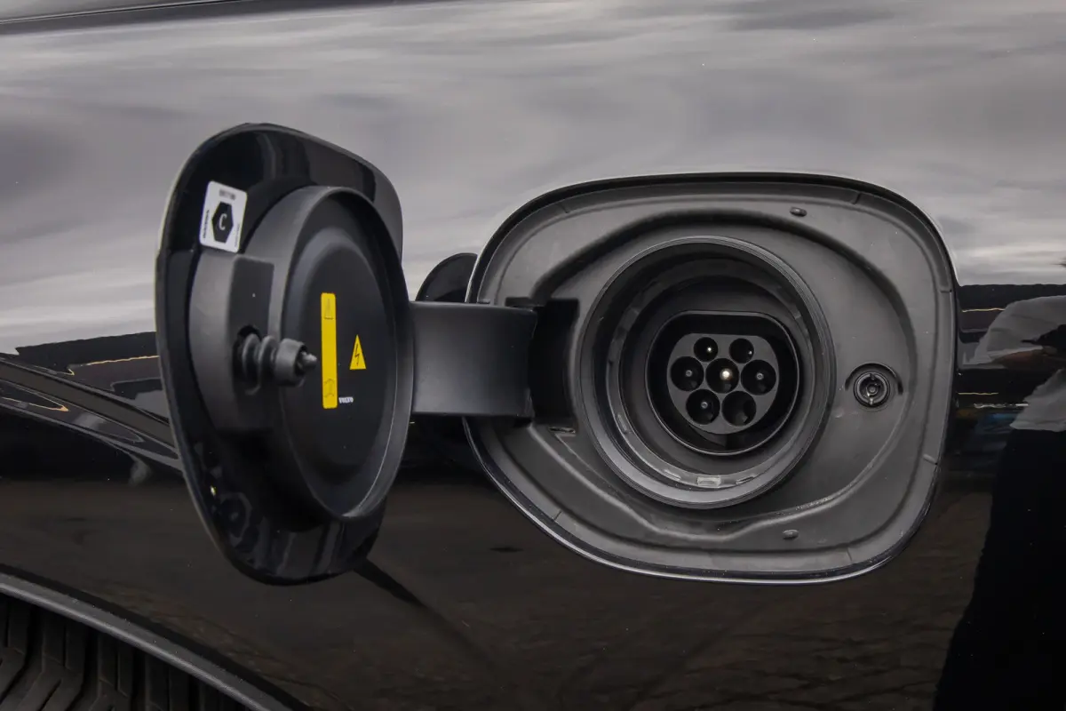 2.0 T6 Plug-in hybrid AWD Plus Black Edition | Harman/Kardon | Elektrisch panorama-dak | Full-LED | Apple Carplay/Android Auto | Elektrisch bedienbare achterklep | Achteruitrijcamera | Apple