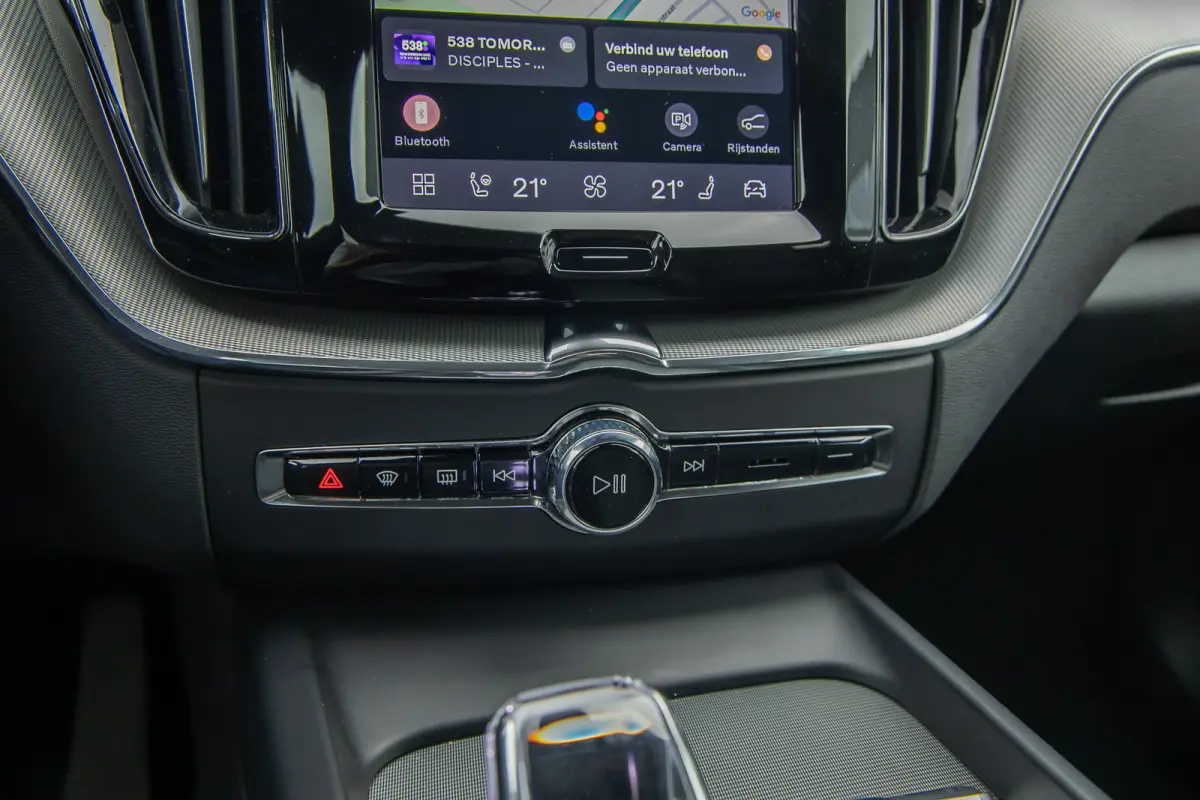2.0 T6 Plug-in hybrid AWD Plus Black Edition | Harman/Kardon | Elektrisch panorama-dak | Full-LED | Apple Carplay/Android Auto | Elektrisch bedienbare achterklep | Achteruitrijcamera | Apple