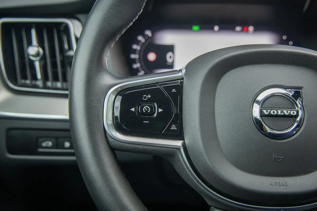2.0 T6 Plug-in hybrid AWD Plus Black Edition | Harman/Kardon | Elektrisch panorama-dak | Full-LED | Apple Carplay/Android Auto | Elektrisch bedienbare achterklep | Achteruitrijcamera | Apple