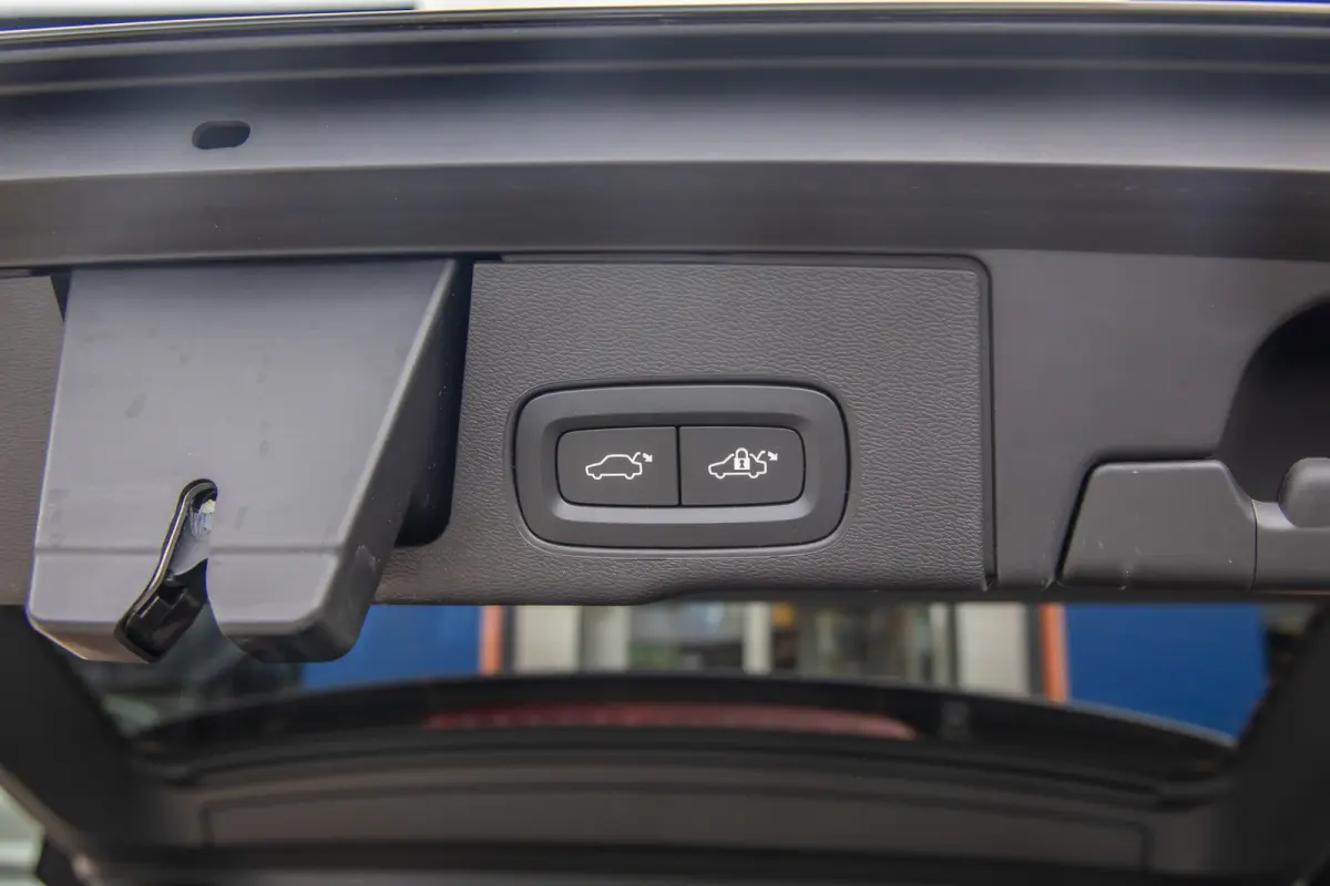 2.0 T6 Plug-in hybrid AWD Plus Black Edition | Harman/Kardon | Elektrisch panorama-dak | Full-LED | Apple Carplay/Android Auto | Elektrisch bedienbare achterklep | Achteruitrijcamera | Apple