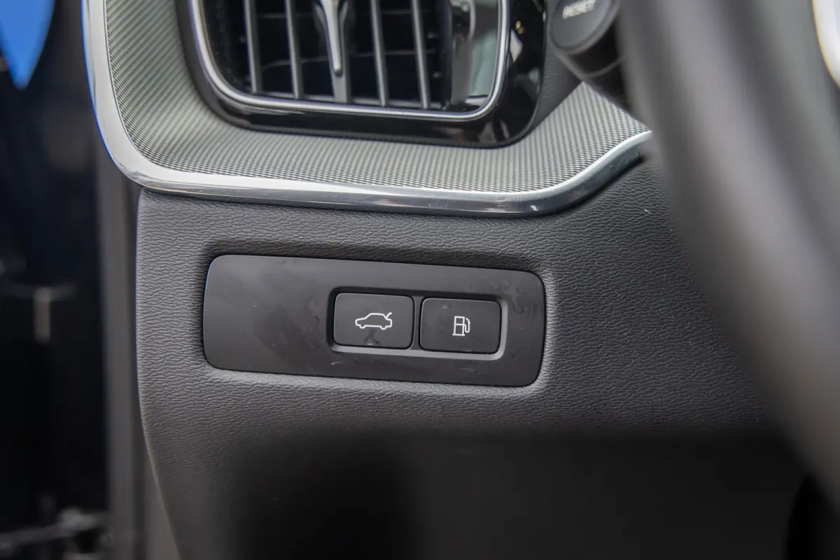 2.0 T6 Plug-in hybrid AWD Plus Black Edition | Harman/Kardon | Elektrisch panorama-dak | Full-LED | Apple Carplay/Android Auto | Elektrisch bedienbare achterklep | Achteruitrijcamera | Apple