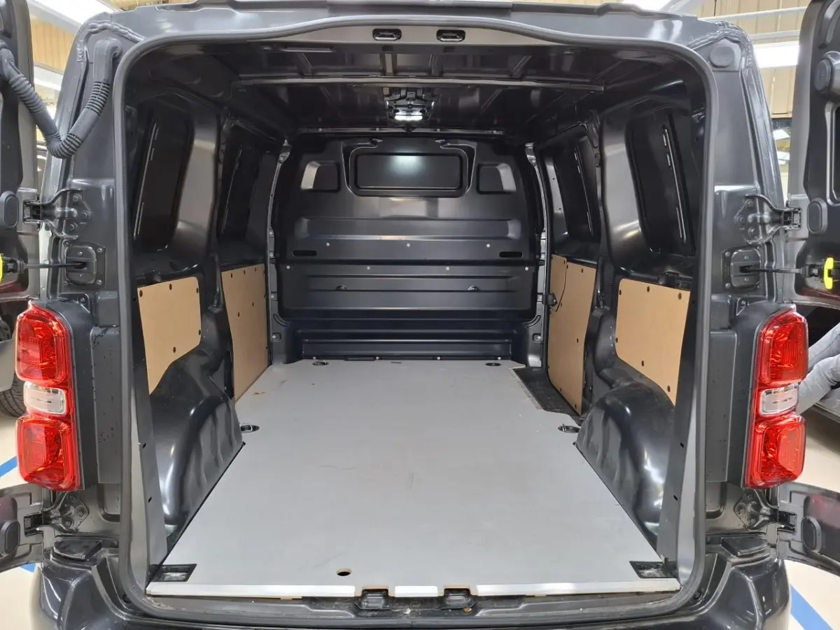 Electric L2 75 kWh | 11 kW boordlader | Comfort Pakket | Elektrisch bedienbare en verwarmde buitenspiegels