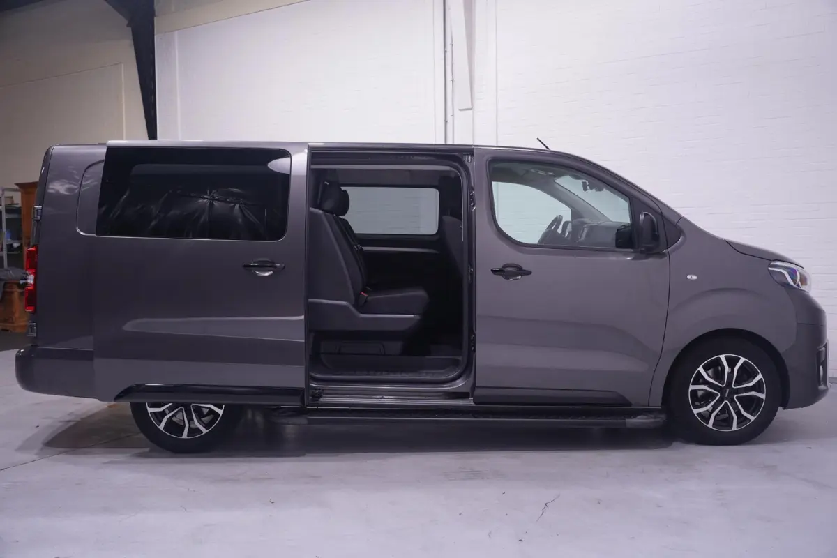 2.0 D-4D 145 pk Aut. Black Line Dubbel Cabine Navi, Camera, Xenon, 17" LMV, Laadruimte Pakket, 5-Zits
