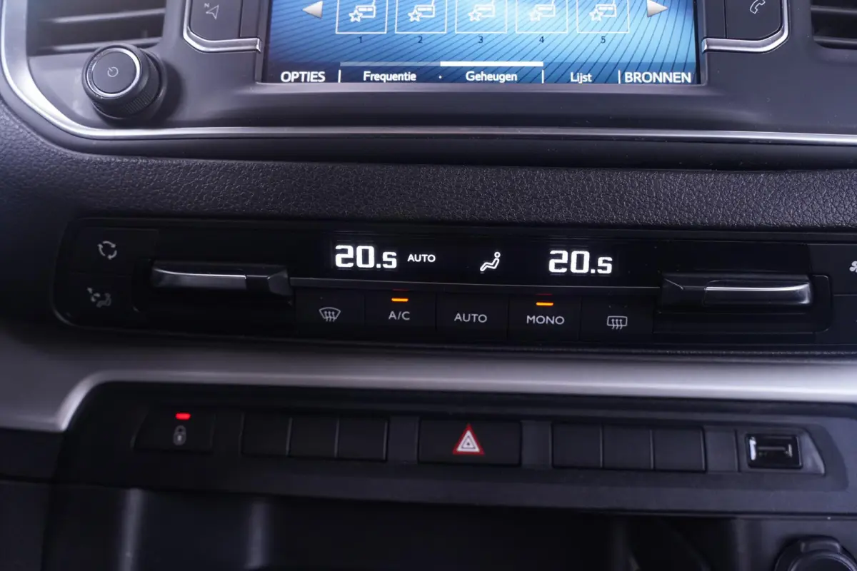 2.0 D-4D 145 pk Aut. Black Line Dubbel Cabine Navi, Camera, Xenon, 17" LMV, Laadruimte Pakket, 5-Zits
