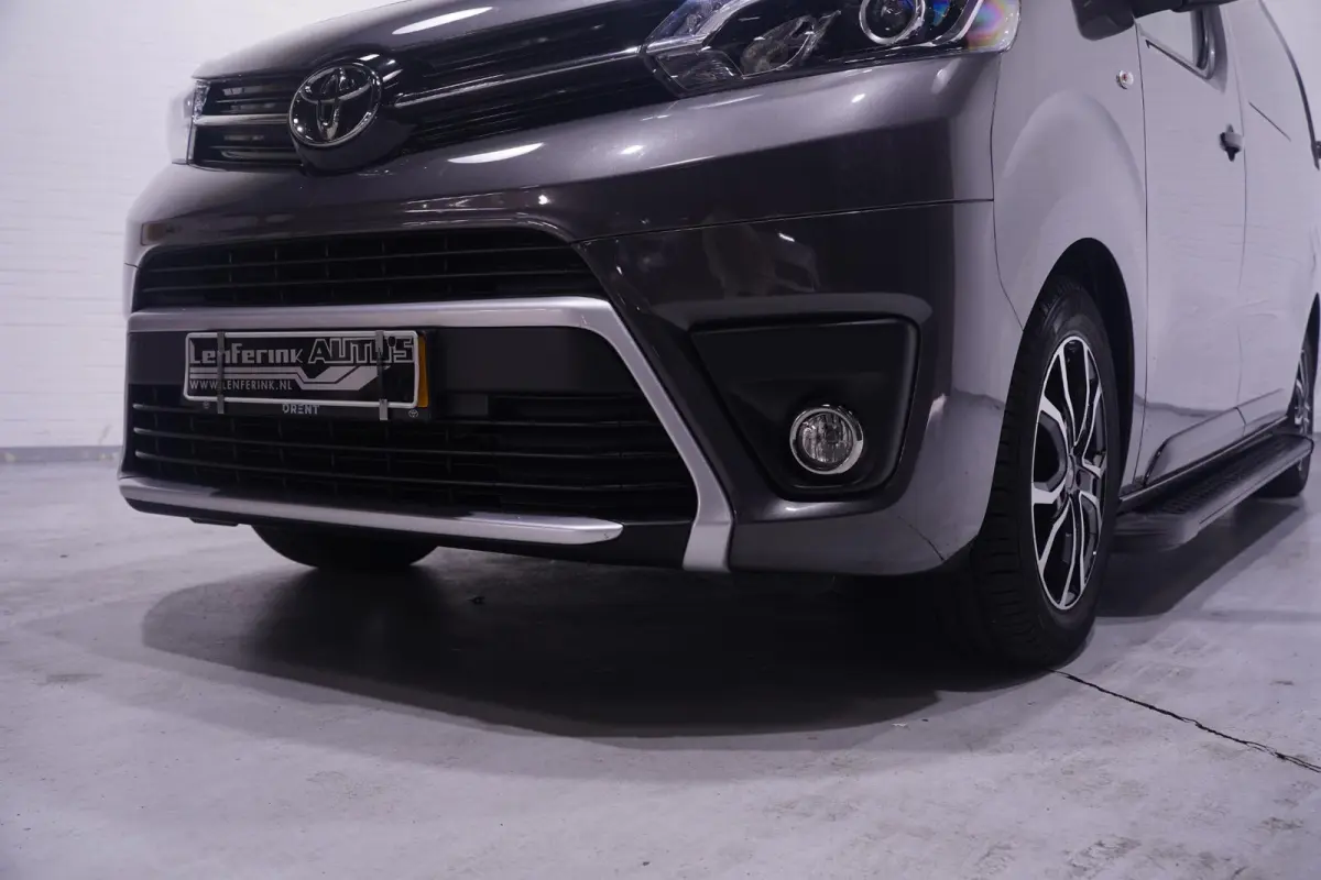 2.0 D-4D 145 pk Aut. Black Line Dubbel Cabine Navi, Camera, Xenon, 17" LMV, Laadruimte Pakket, 5-Zits