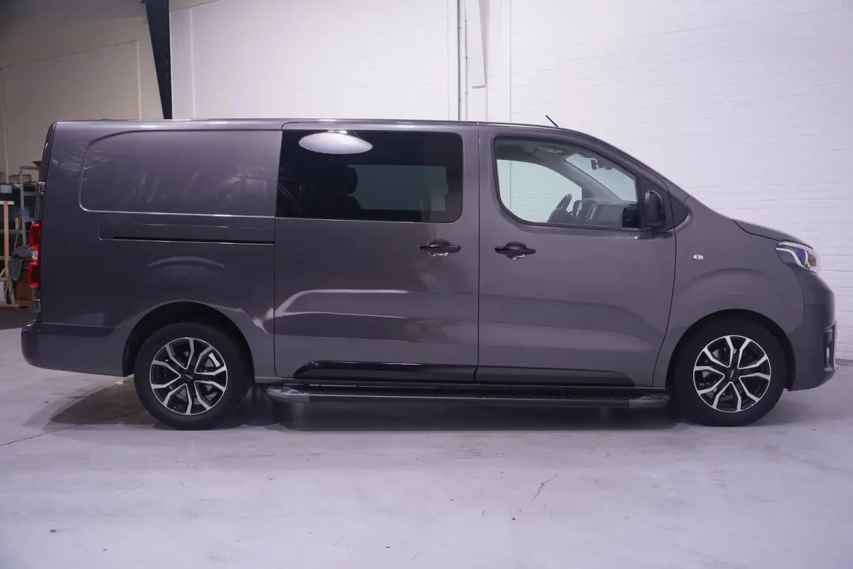 2.0 D-4D 145 pk Aut. Black Line Dubbel Cabine Navi, Camera, Xenon, 17" LMV, Laadruimte Pakket, 5-Zits