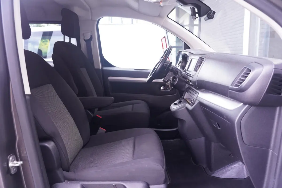 2.0 D-4D 145 pk Aut. Black Line Dubbel Cabine Navi, Camera, Xenon, 17" LMV, Laadruimte Pakket, 5-Zits