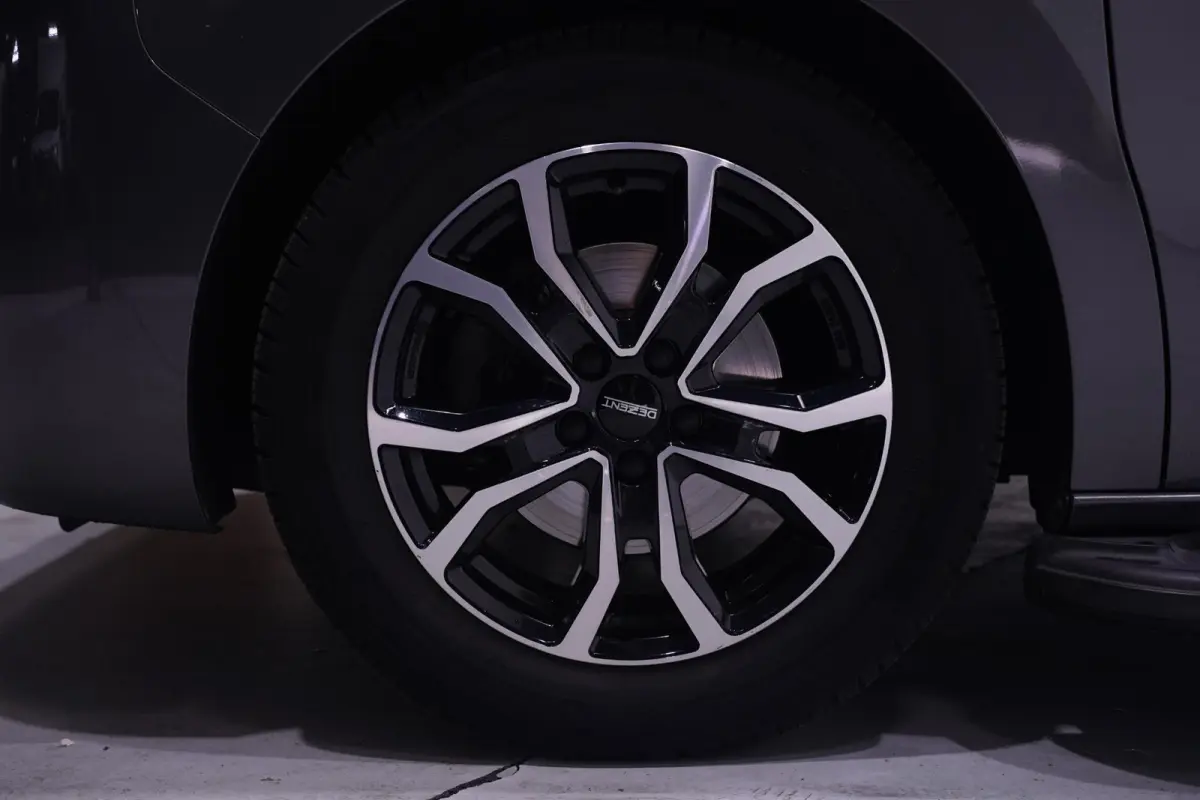 2.0 D-4D 145 pk Aut. Black Line Dubbel Cabine Navi, Camera, Xenon, 17" LMV, Laadruimte Pakket, 5-Zits