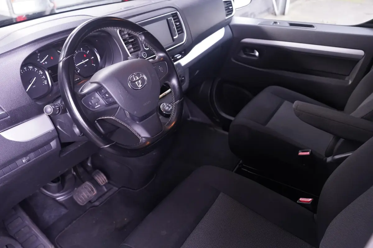 2.0 D-4D 145 pk Aut. Black Line Dubbel Cabine Navi, Camera, Xenon, 17" LMV, Laadruimte Pakket, 5-Zits